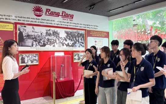 Students Explore Professional Environment Through Industrial Tour