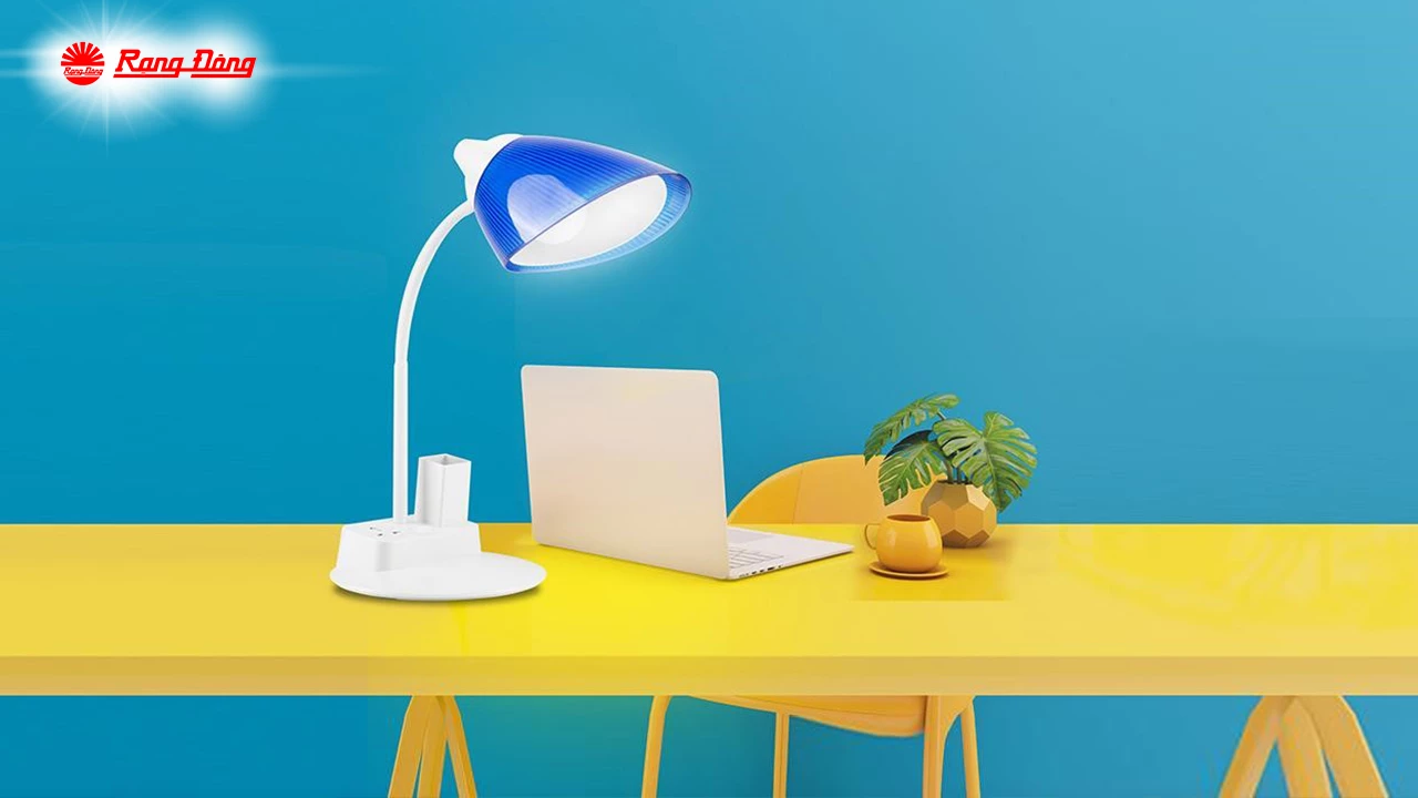 Rang Dong's SunLike LED desk lamp packed with USB ports, AC outlet