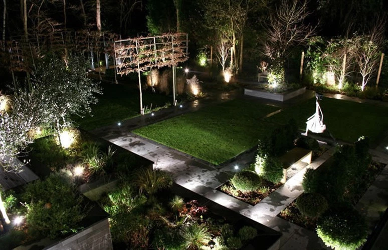 Best Solar Garden Lights Guide UK 2022 (Updated)